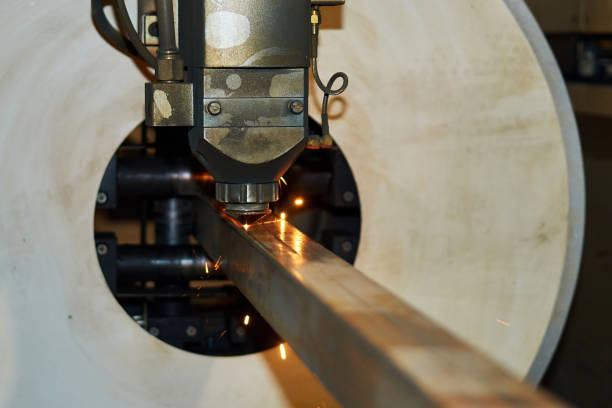 the cnc laser cutting machine cutting steel square pipe